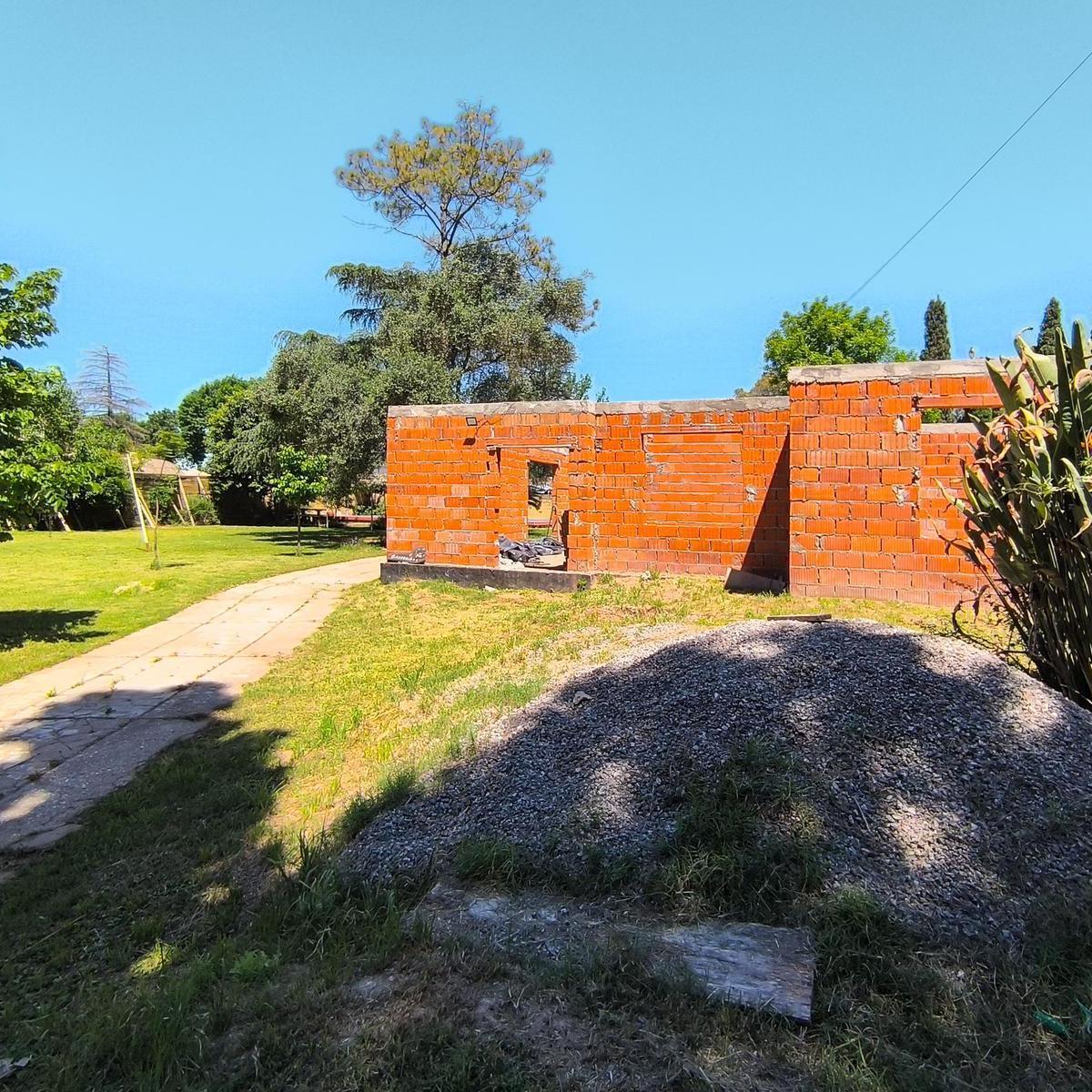 Terreno de 1.600 con Quincho y Casa en Construcción, Oportunidad 1