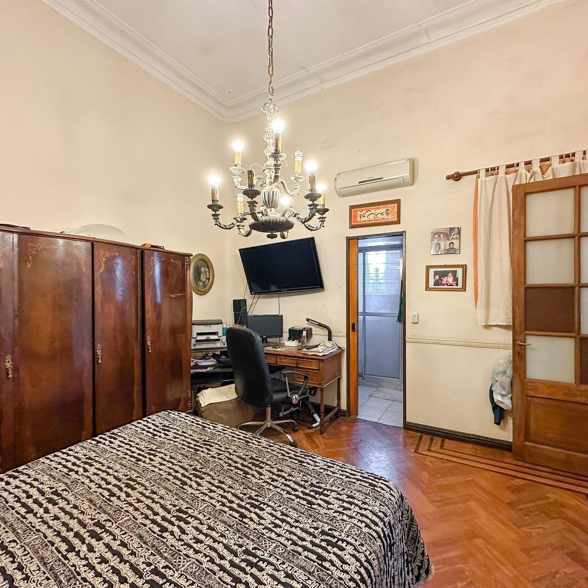 Casona de 4 Dorm. Más Oficina, 2 Cocheras y Quincho con Terraza 1