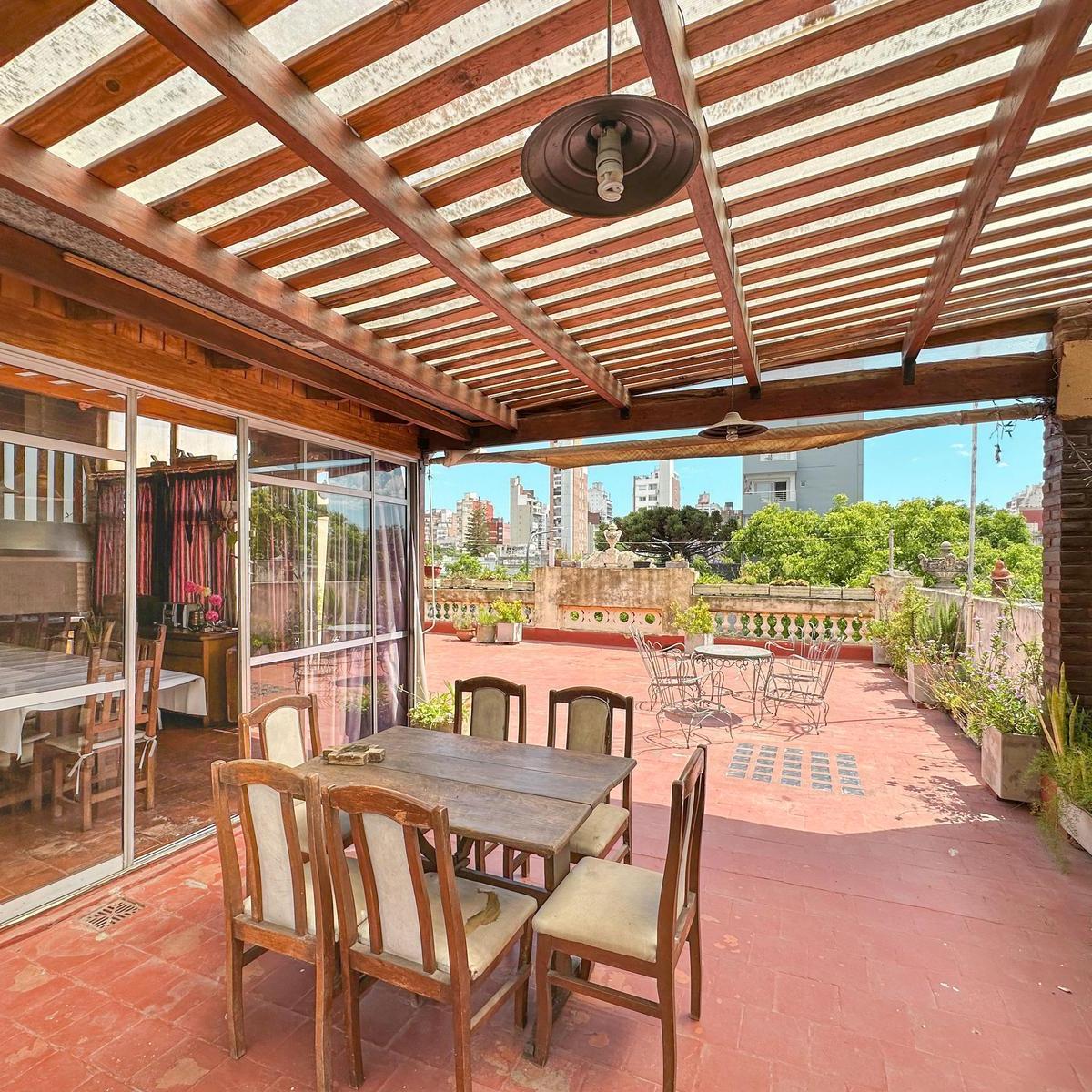 Casona de 4 Dorm. Más Oficina, 2 Cocheras y Quincho con Terraza 5