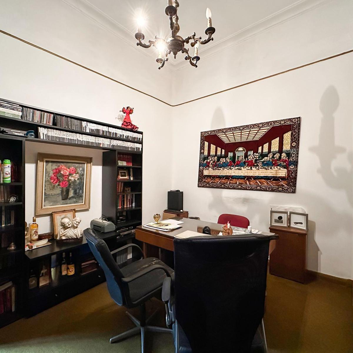 Casona de 4 Dorm. Más Oficina, 2 Cocheras y Quincho con Terraza 2