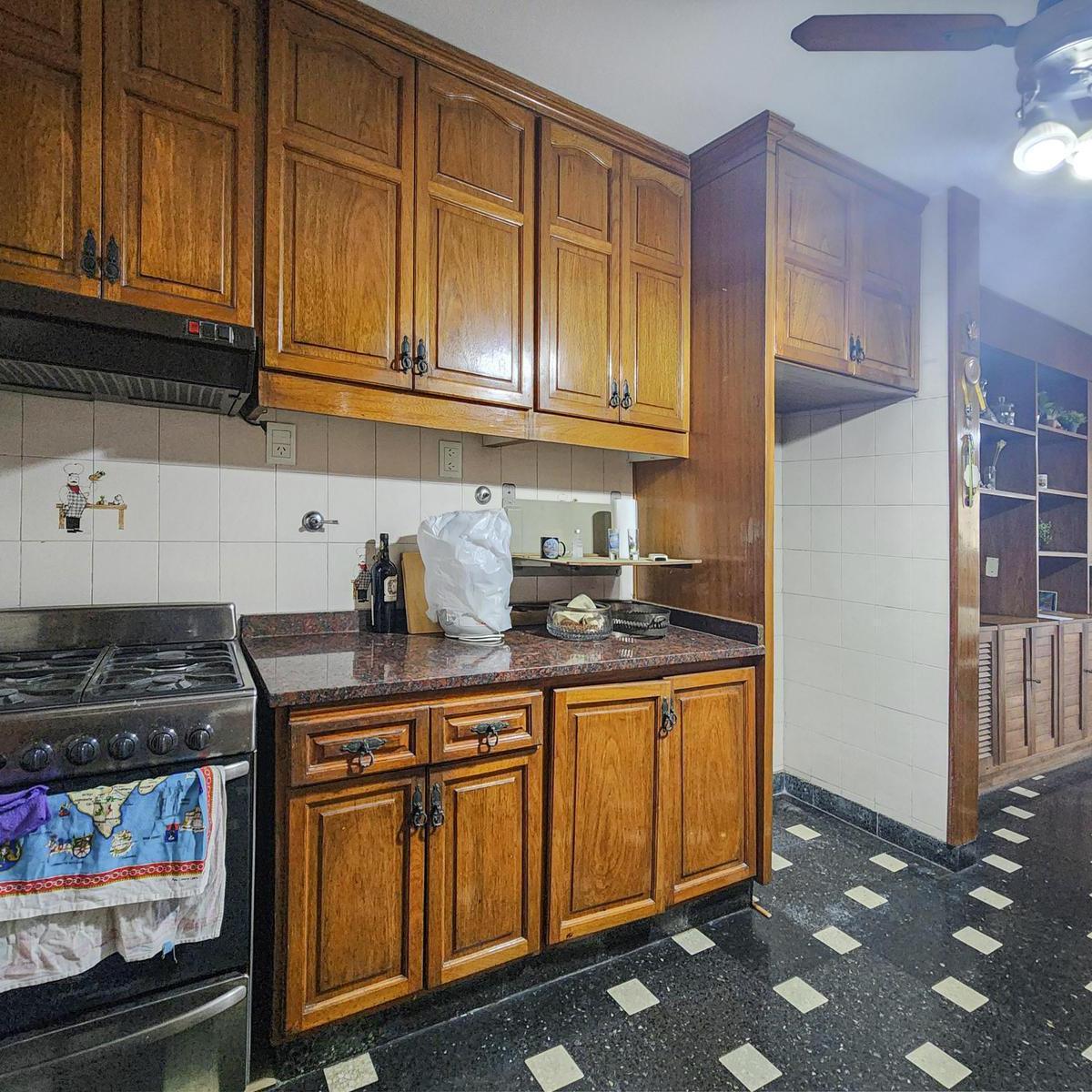 Departamento de 3 Dorm. Más Dependencia, 3 Baños y Cochera 3