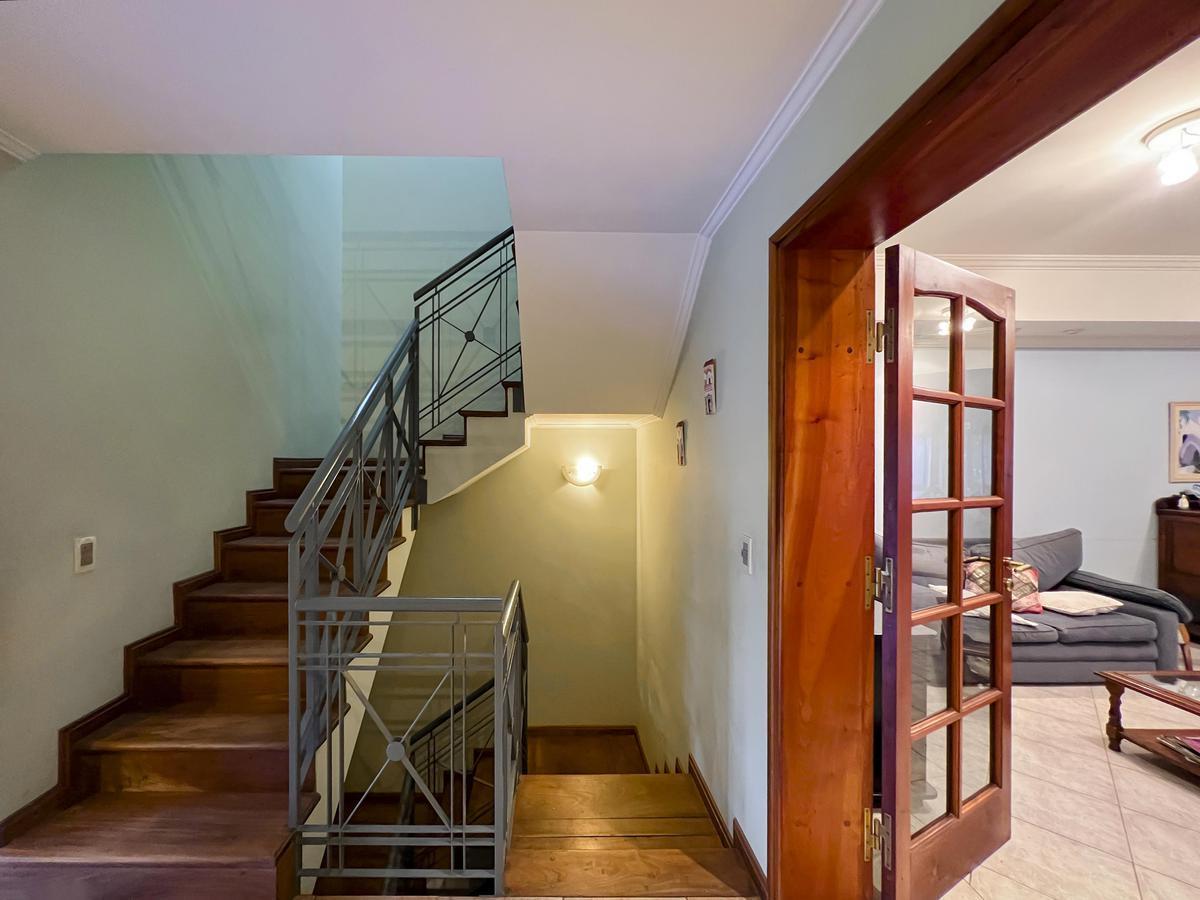 Casa de 3 Dorm. con Gran Jardín y Quincho en Barrio Martin 4