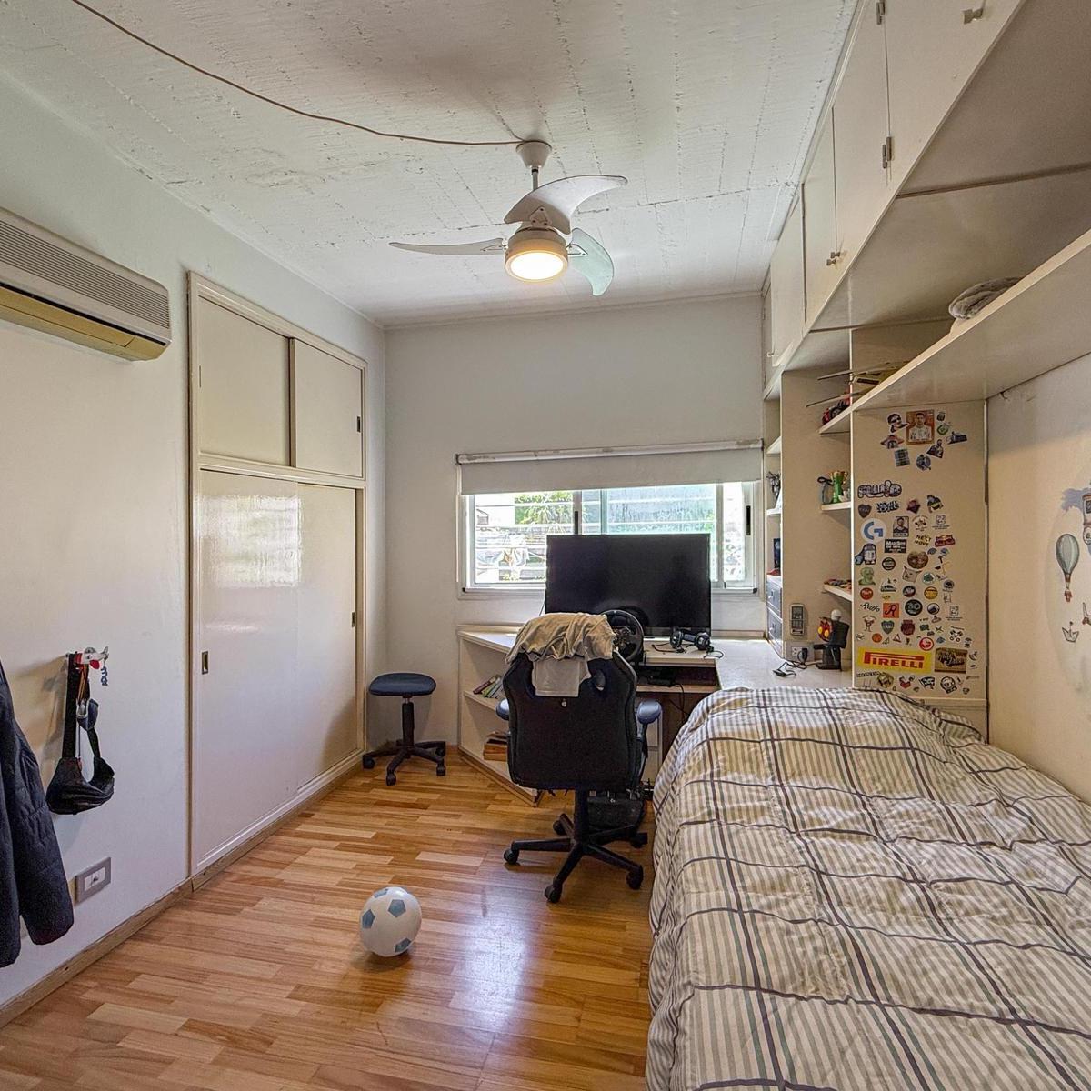 Casa de 4 Dorm. Más Comodín, 2 Cocheras, Pileta y Solarium 2