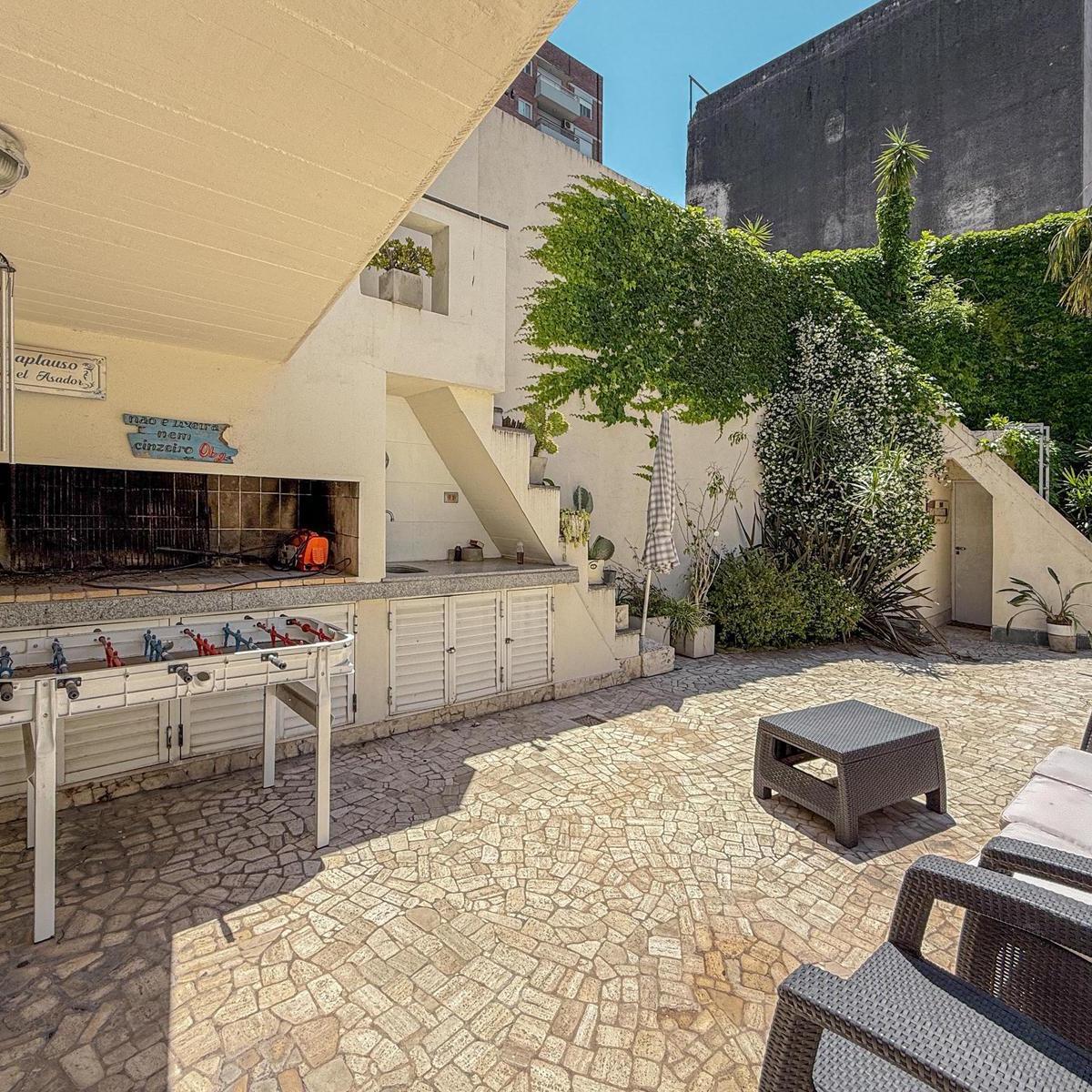 Casa de 4 Dorm. Más Comodín, 2 Cocheras, Pileta y Solarium 3