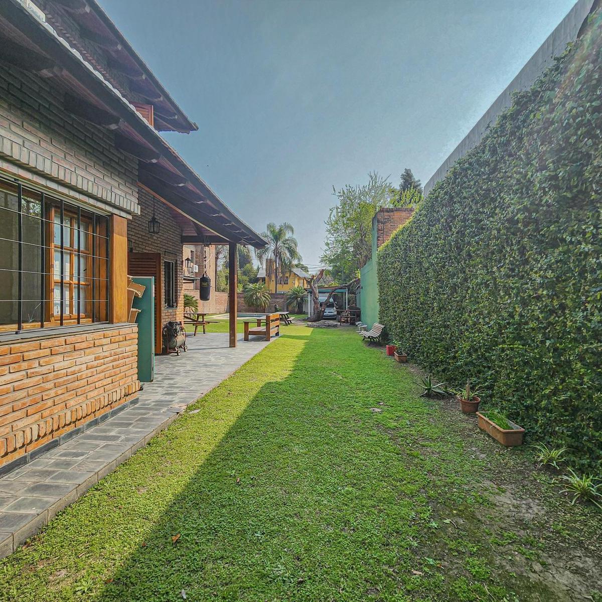 Casa de 3 Dorm. con Gran Jardín y Pileta en Fisherton 2
