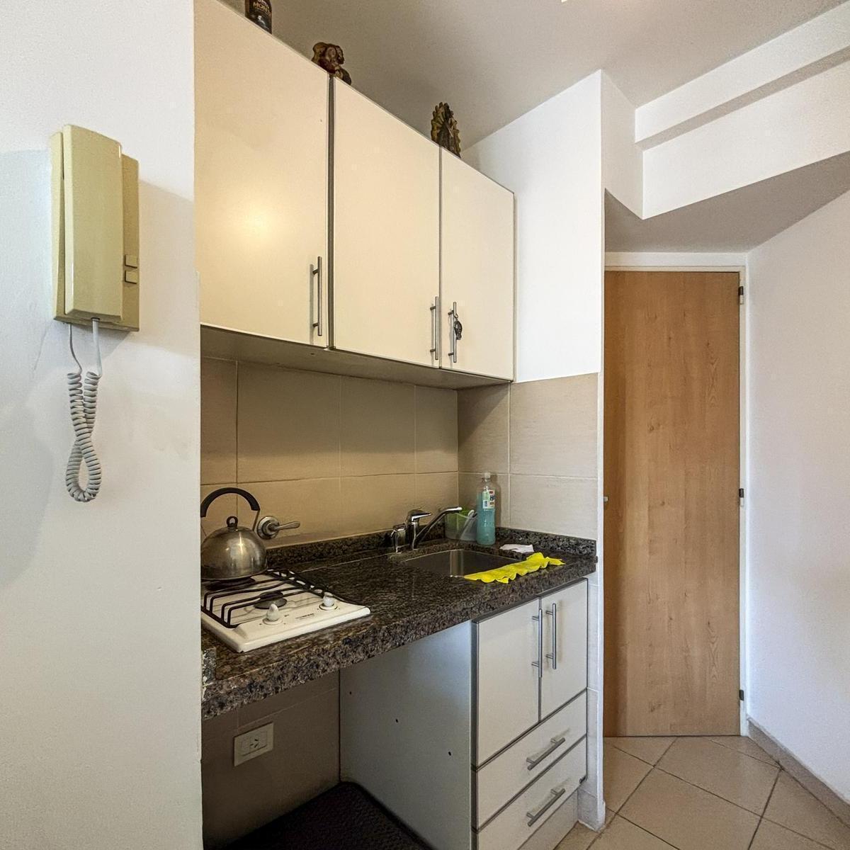 Monoambiente con balcón francés y terraza exclusiva
