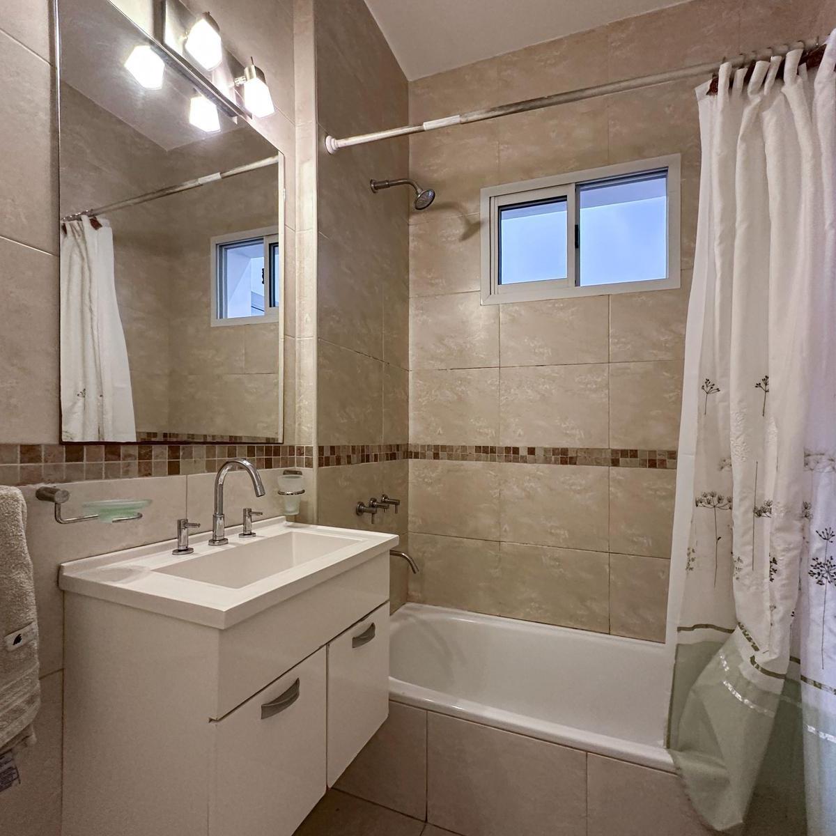 Foto de Casa de pasillo de 3 dormitorios con patio y terraza, imagen 4