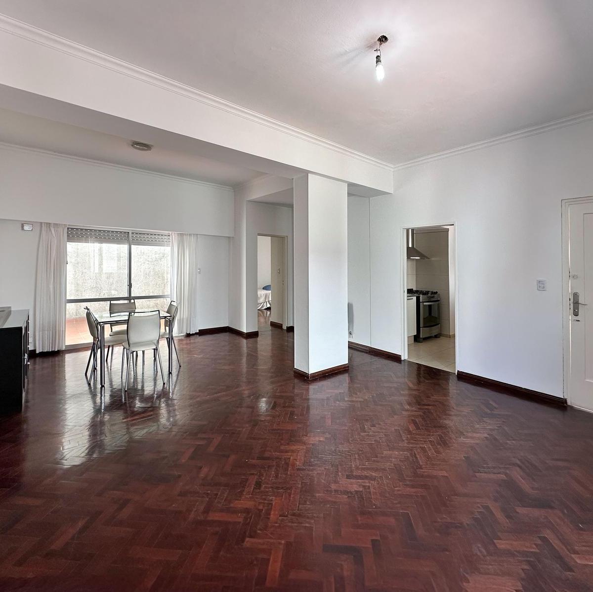 Foto de Casa de pasillo de 3 dormitorios con patio y terraza, imagen 2
