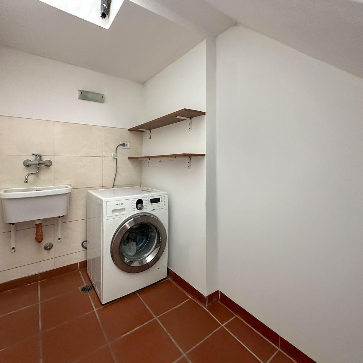Foto de Casa de pasillo de 3 dormitorios con patio y terraza, imagen 3