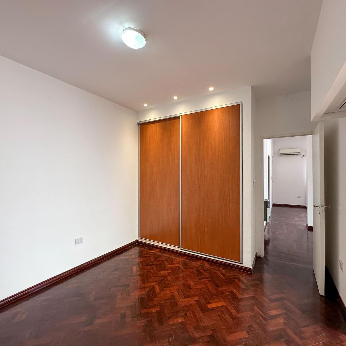 Foto de Casa de pasillo de 3 dormitorios con patio y terraza, imagen 5