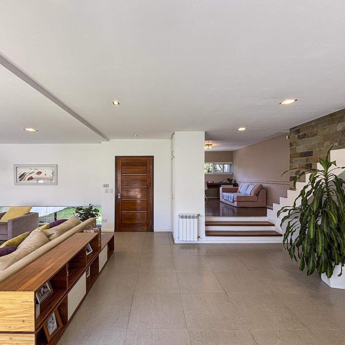 Casa de 3 Dorm. con Cocheras, Jardín, Parrilla y Pileta 3