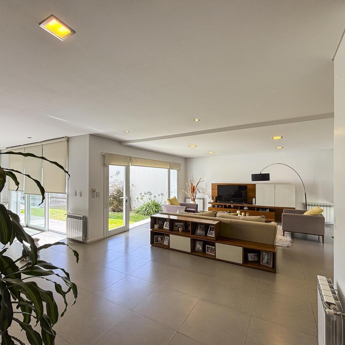 Casa de 3 Dorm. con Cocheras, Jardín, Parrilla y Pileta 1