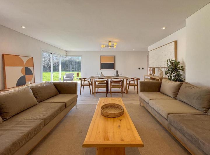 Casa en una sola planta con 3 dormitorios, pileta y jardín 4