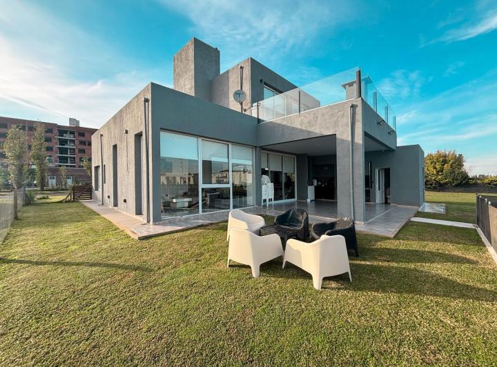 Casa de 3 dormitorios con pileta en los Pasos 2