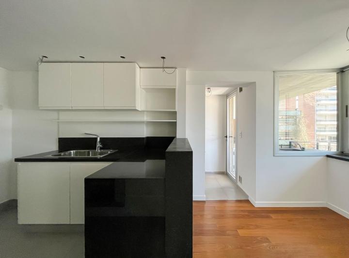 Departamento de 3 dormitorios, 3 baños, parrilla y cochera en zona río