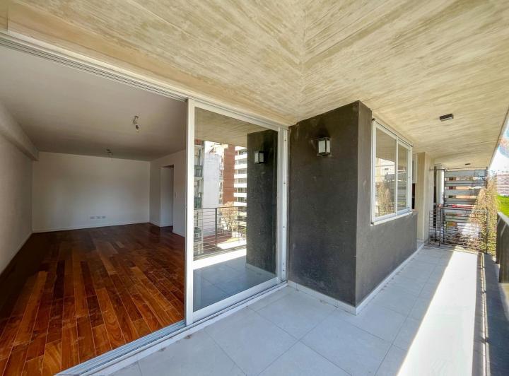 Departamento de 3 dormitorios, 3 baños, parrilla y cochera en zona río