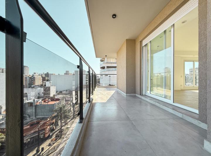 Departamento piso exclusivo de 2 dormitorios con mega balcón en Abasto