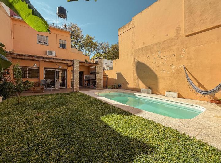 Casa de 3 dormitorios con cochera, pileta y quincho