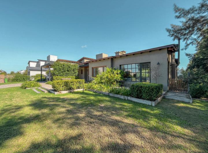 Casa de 3 dormitorios en suite con pileta, quincho y jardín, en Palos Verdes 4