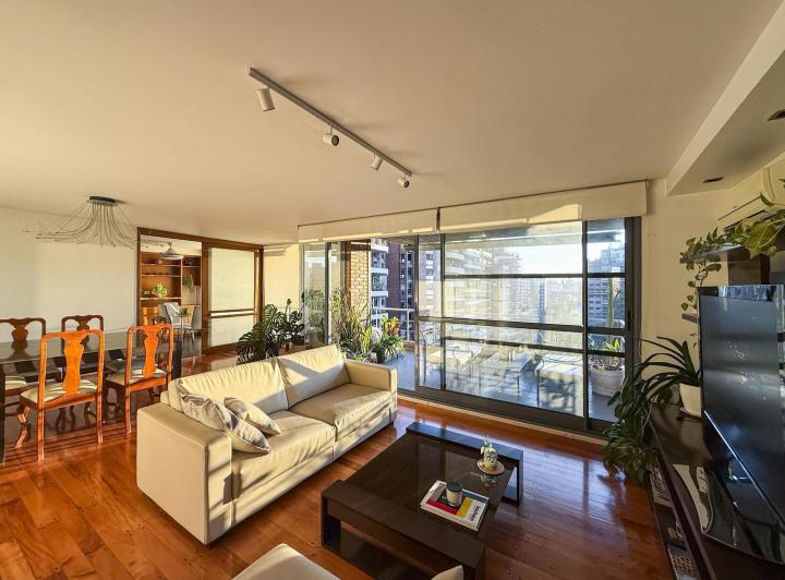 Departamento piso exclusivo de 3 dormitorios y cochera frente a la Plaza Lopez