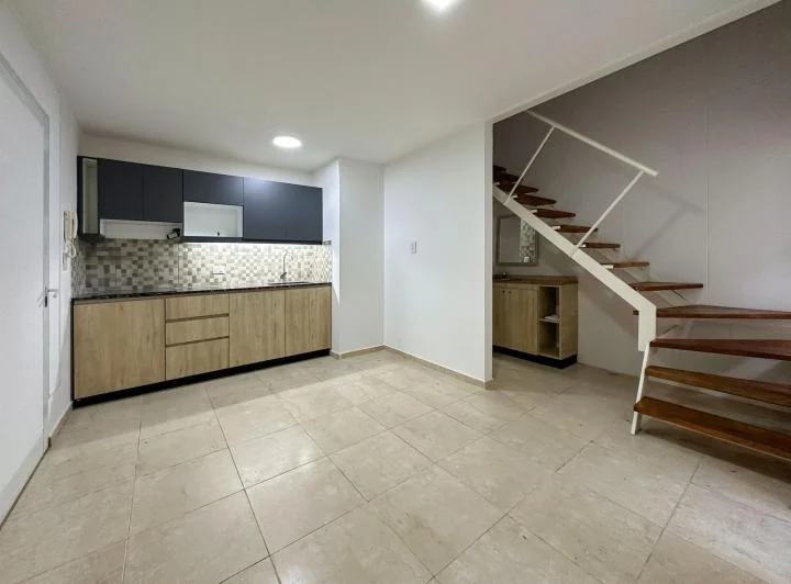 Departamento de 1 dormitorio duplex con patio en Lourdes