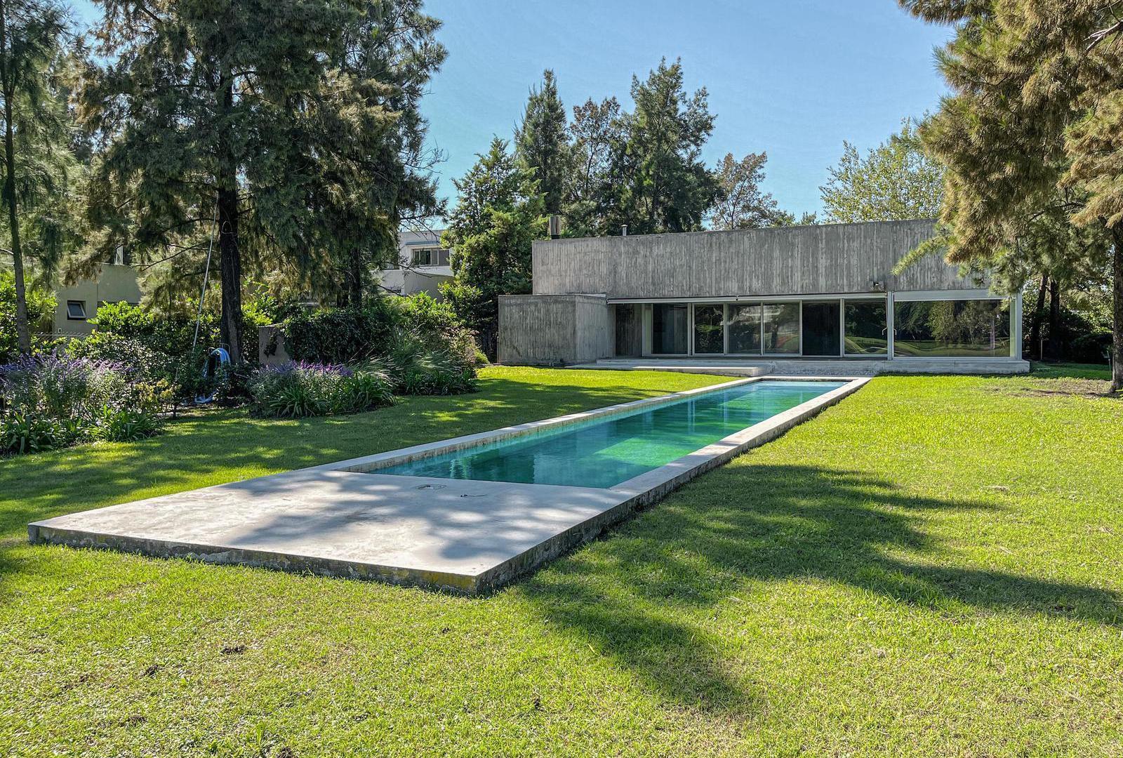 Casa de diseño con 3 dormitorios y terreno de 1.500m² en el Country Aldea Lago