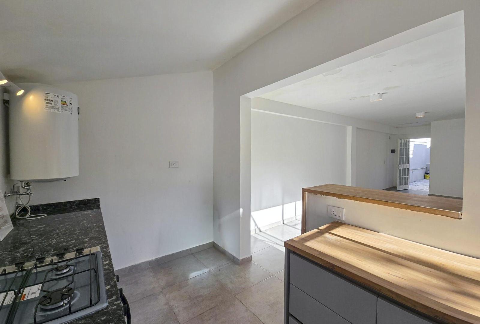 Foto de Casa de pasillo de 2 dormitorios con 2 baños y jardín en Arroyito, imagen 3