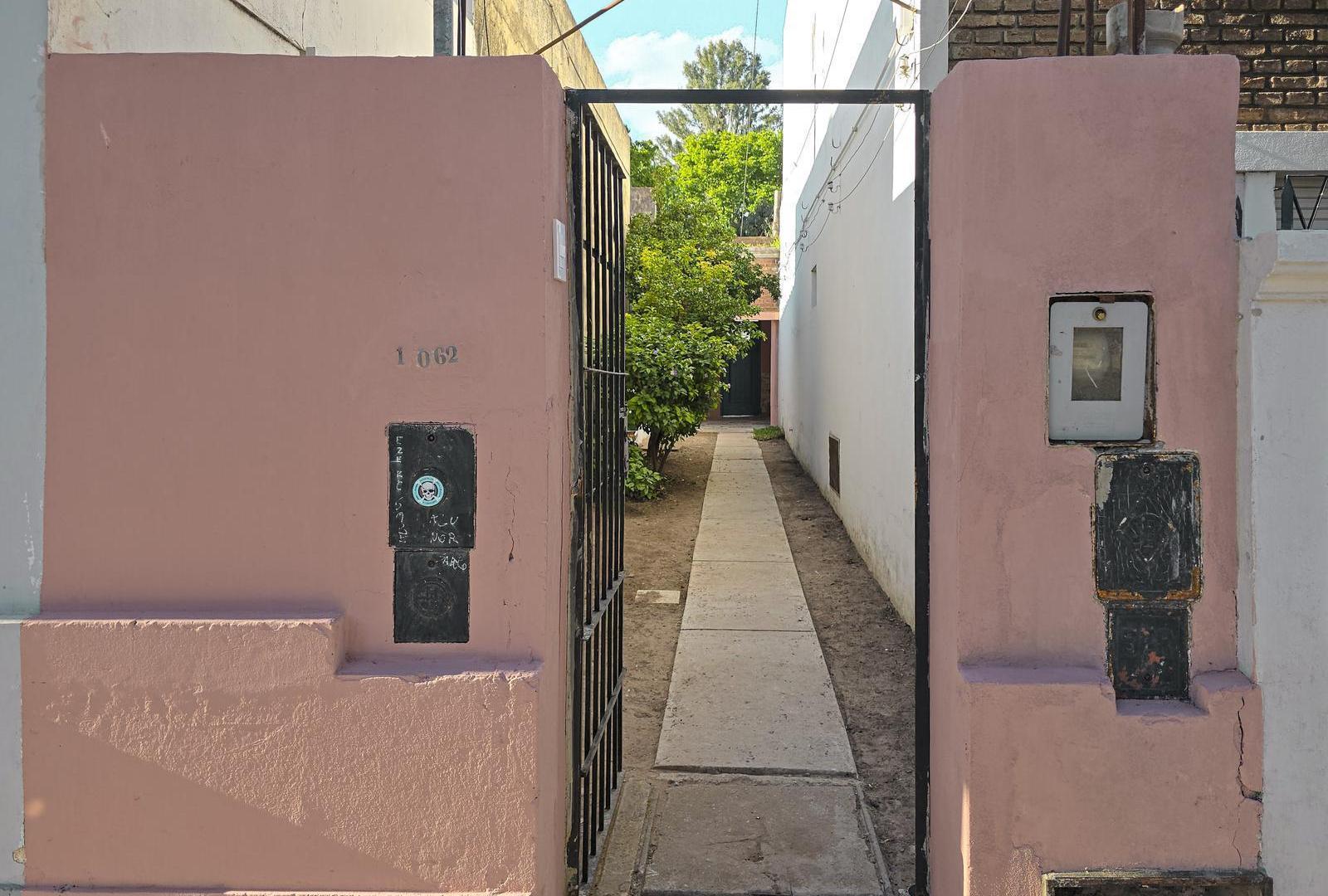 Foto de Casa de pasillo de 2 dormitorios con 2 baños y jardín en Arroyito, imagen 5
