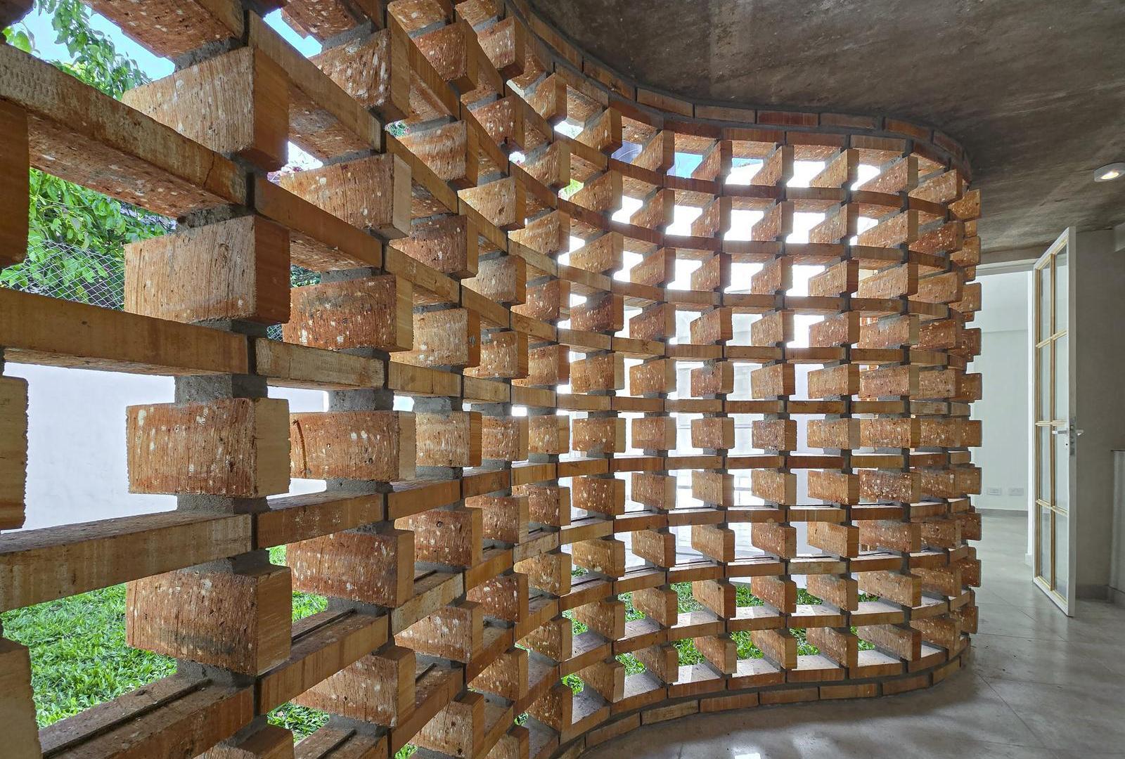 Foto de Casa de pasillo de 2 dormitorios con 2 baños y jardín en Arroyito, imagen 1