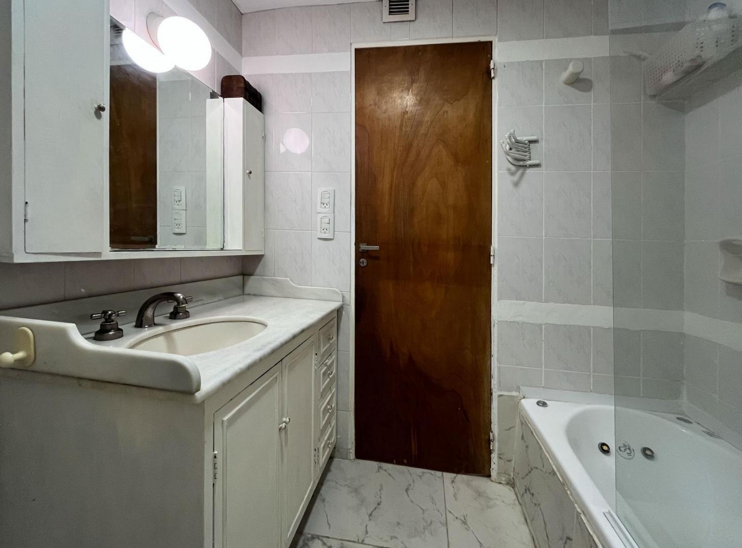 Departamento de 3 dormitorios con vista al río y cochera en zona río