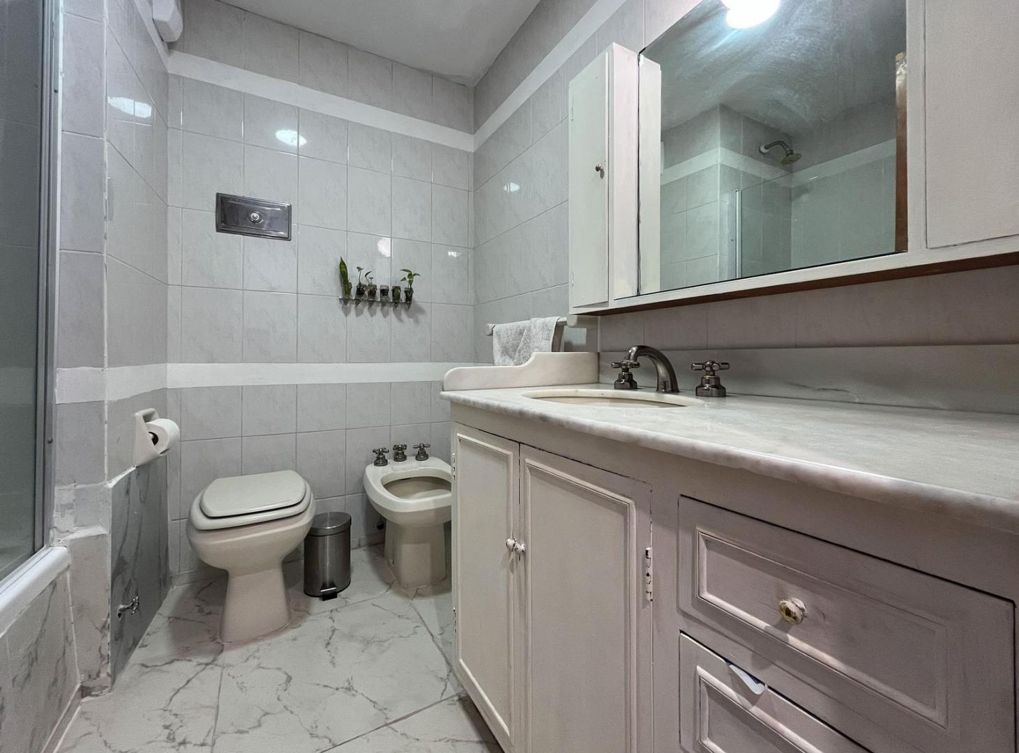 Departamento de 3 dormitorios con vista al río y cochera en zona río