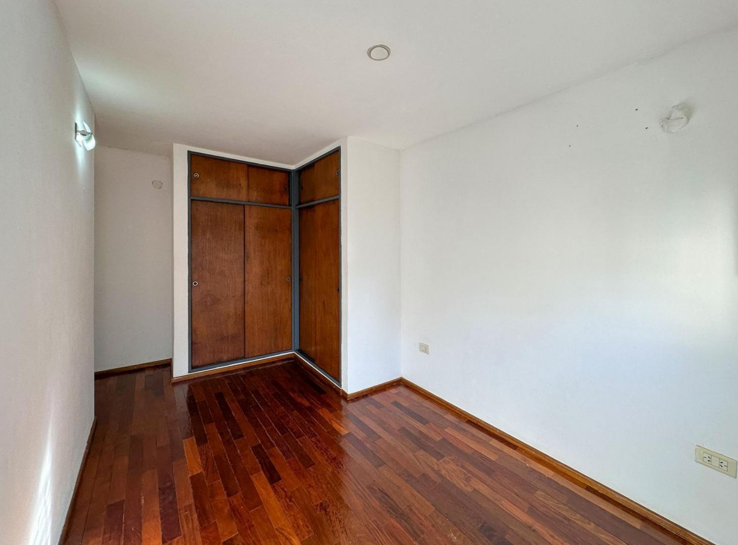 Casa de pasillo en PH con 2 dormitorios y terraza exclusiva