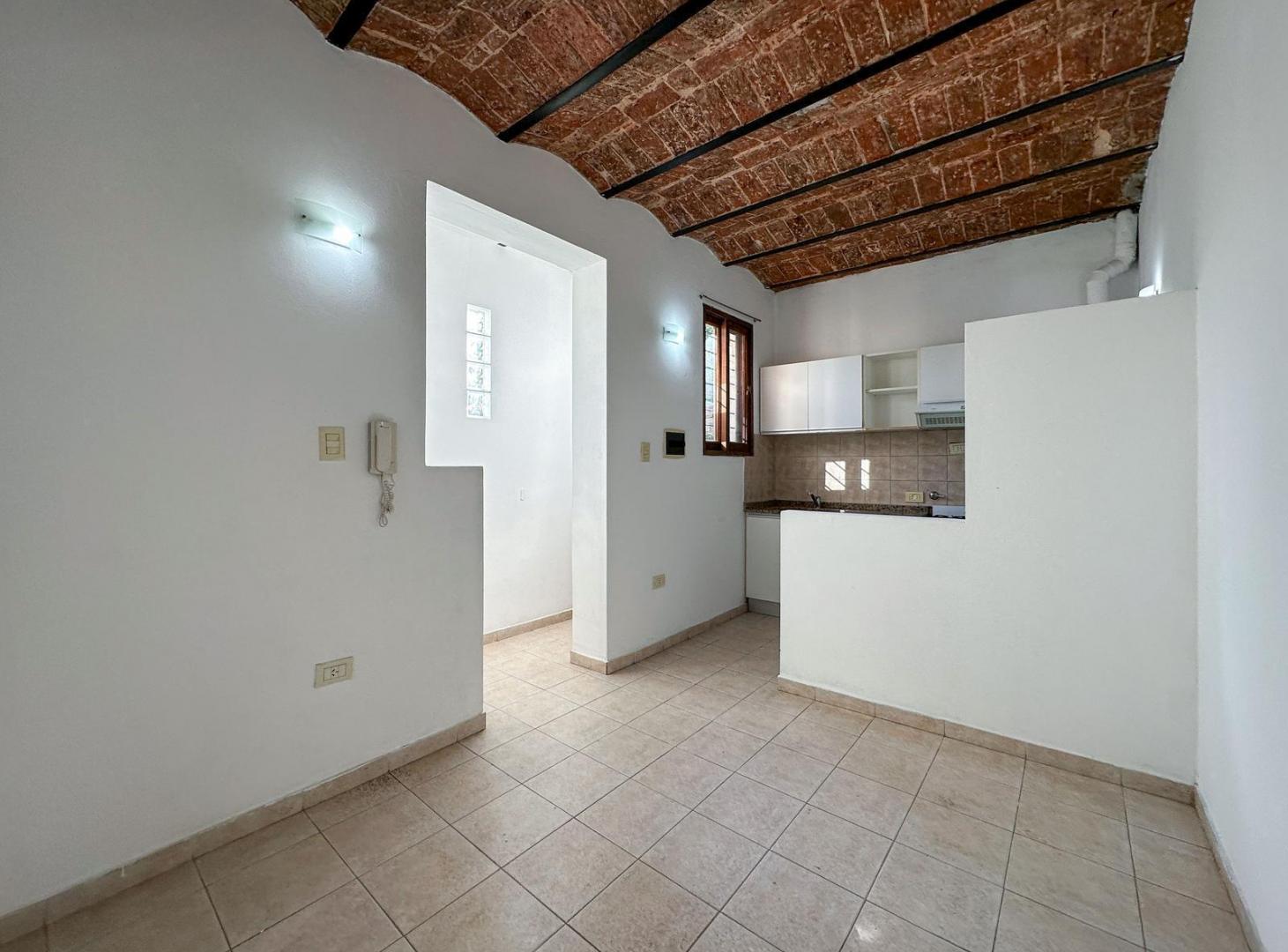 Casa de pasillo en PH con 2 dormitorios y terraza exclusiva