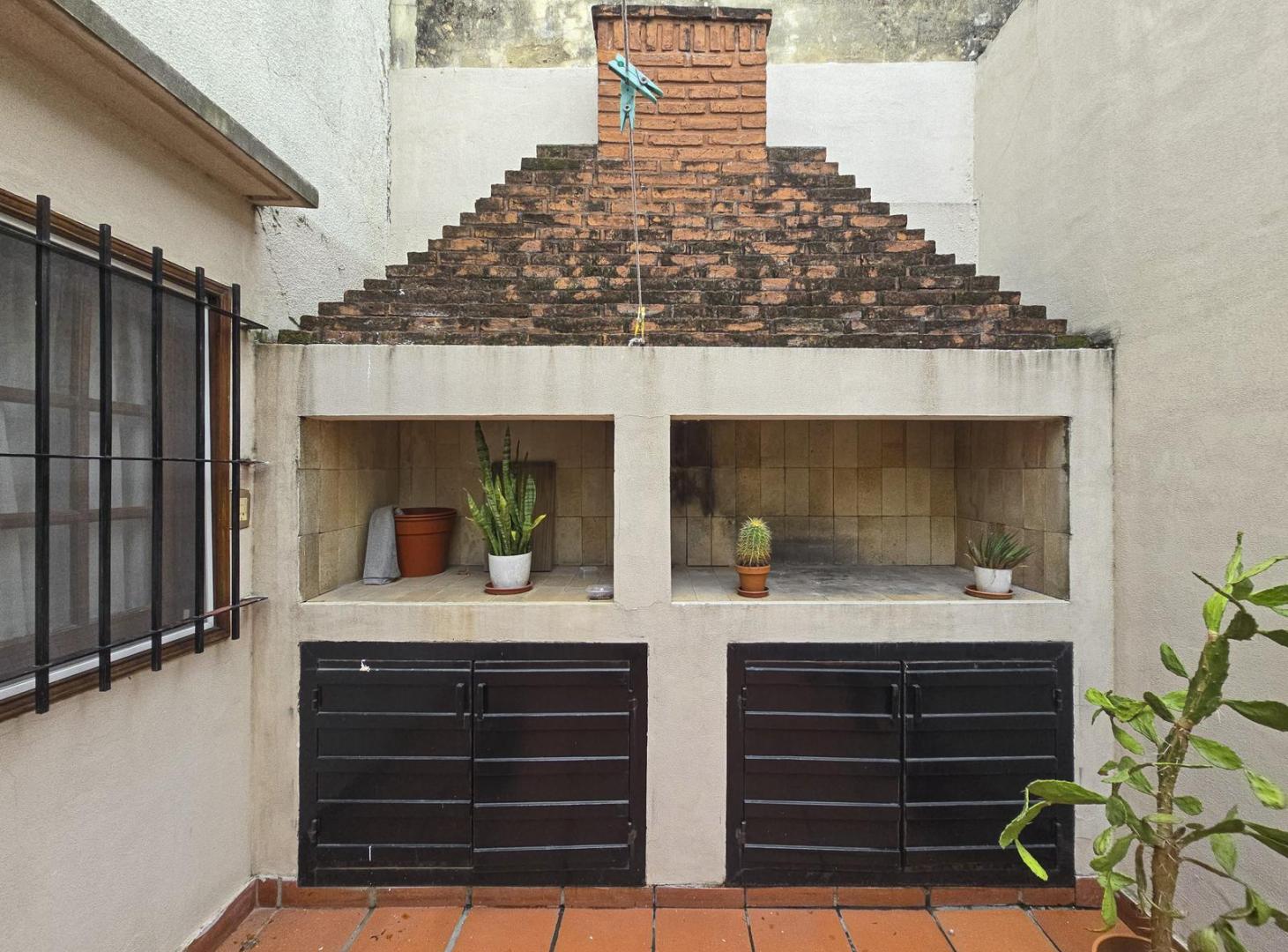 Departamento de 2 dormitorios más comodín y cochera en Pichincha