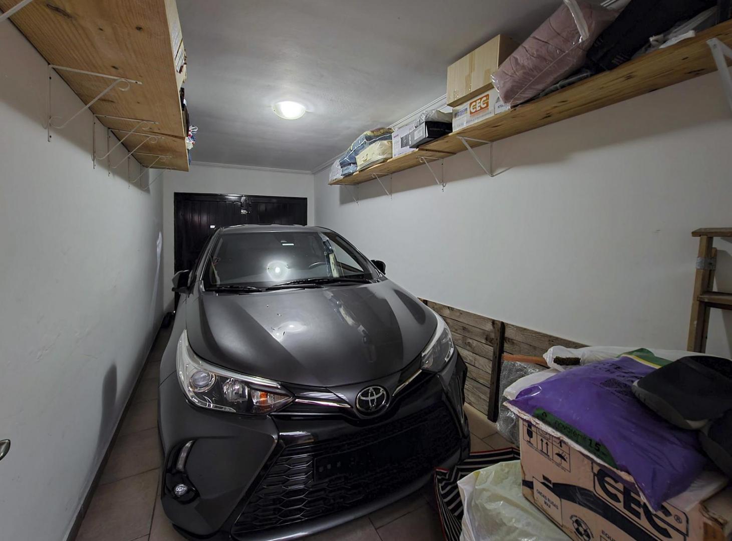 Departamento de 2 dormitorios más comodín y cochera en Pichincha