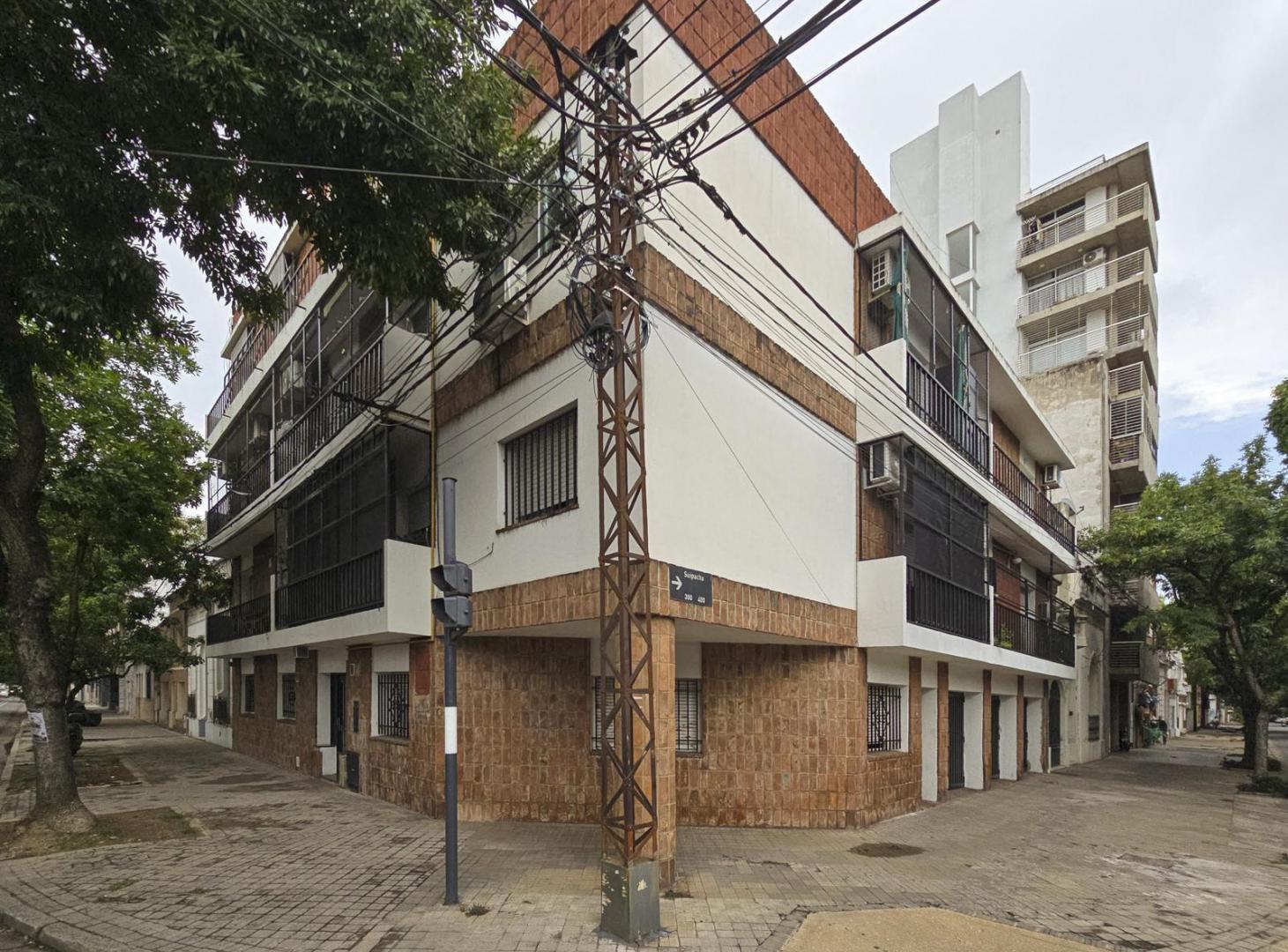 Departamento de 2 dormitorios más comodín y cochera en Pichincha