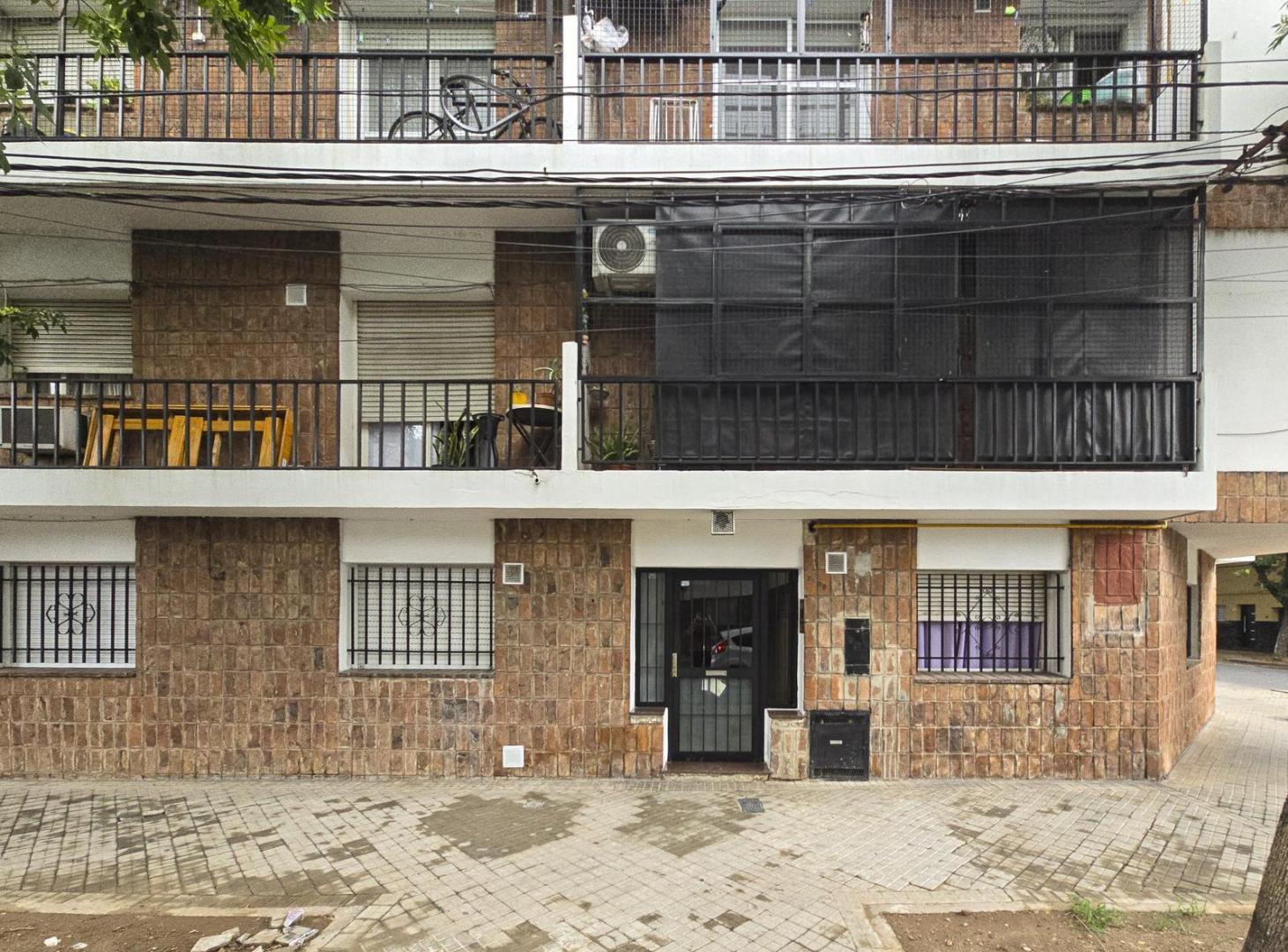 Departamento de 2 dormitorios más comodín y cochera en Pichincha