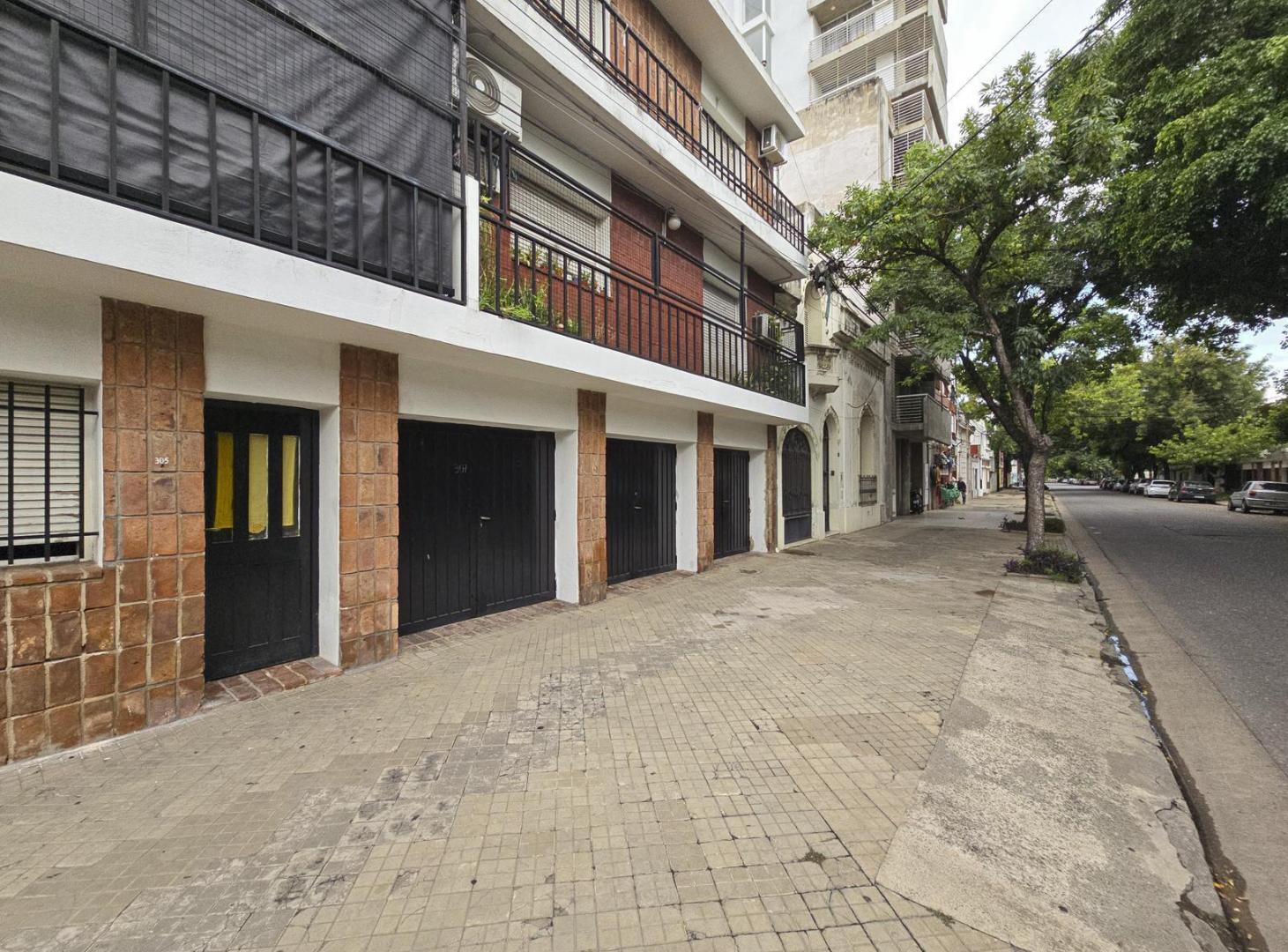 Departamento de 2 dormitorios más comodín y cochera en Pichincha