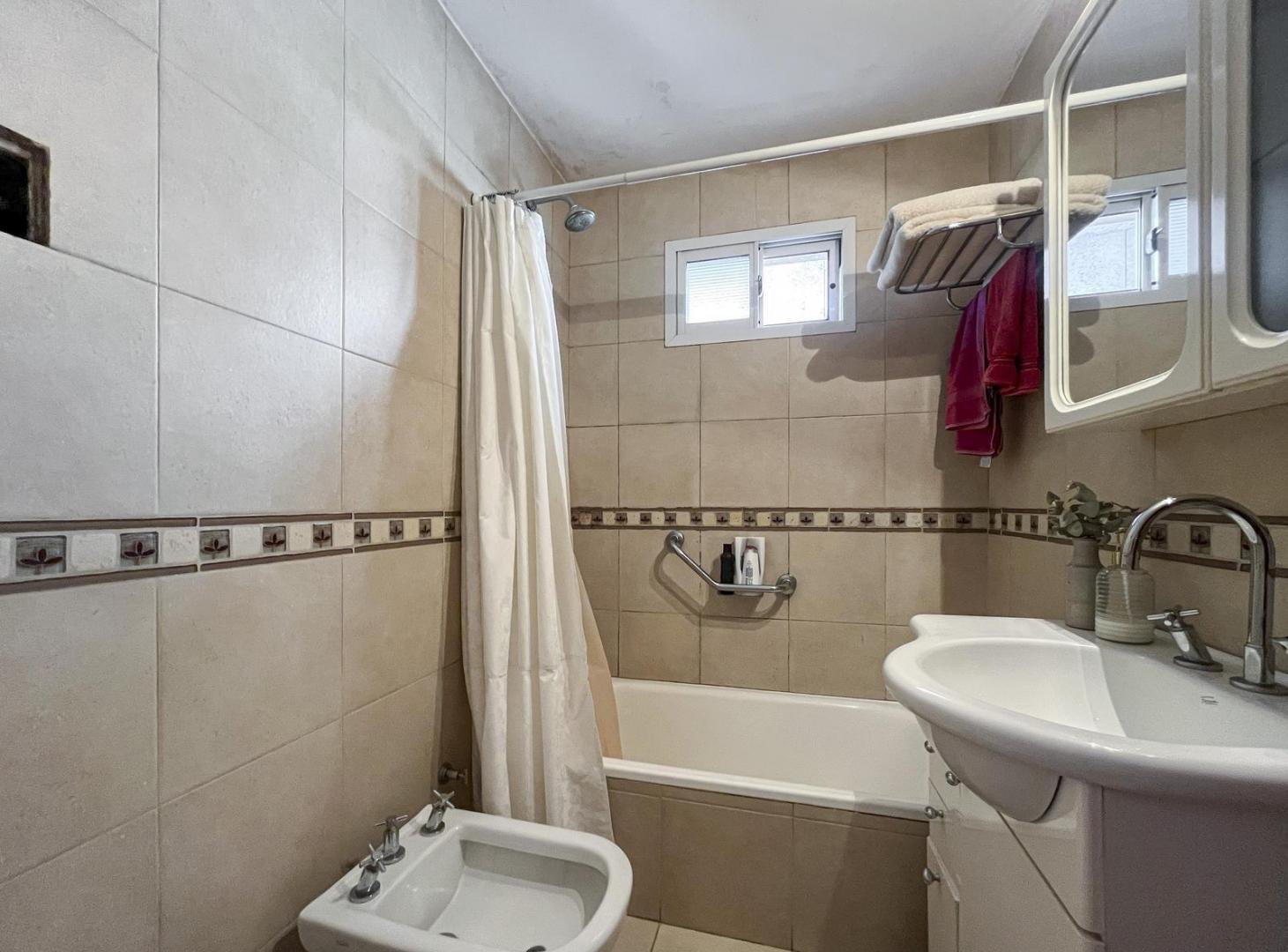 Departamento de 2 dormitorios más comodín con vista parcial al río