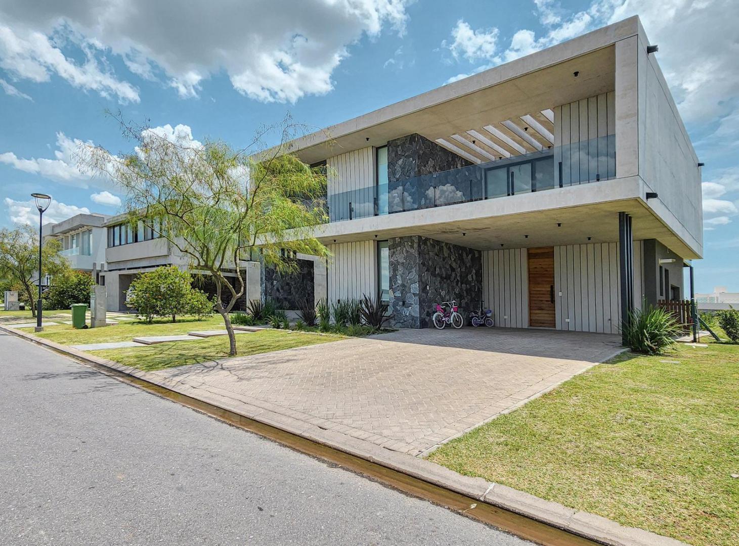 Casa de 3 dormitorios con pileta y losa radiante en Country Vida