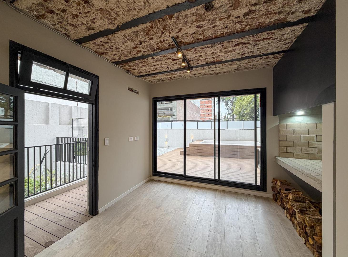 Casa de diseño con 2 dormitorios, quincho, solarium y pileta en zona río