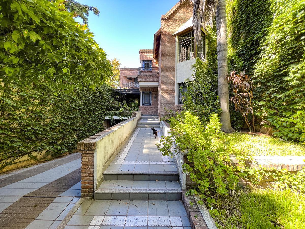 Casa gigante de 3 dormitorios con gran jardín y quincho en Barrio Martin