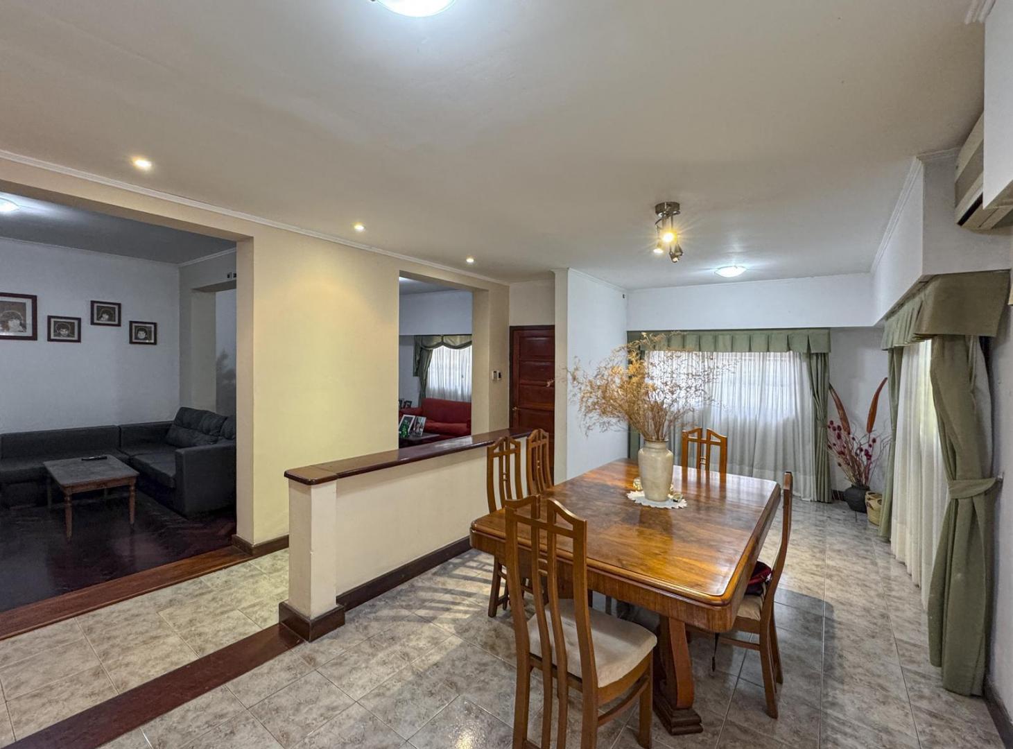 Casa de 5 dormitorios con quincho, jardín y cocheras en Abasto
