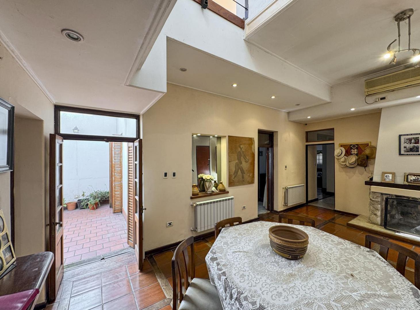 Foto de Casa de 5 dormitorios con quincho, jardín y cocheras en Abasto, imagen 2