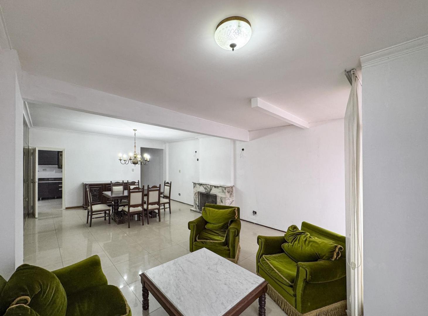 Departamento de 2/3 dormitorios con 2 patios y cochera en zona Parque España