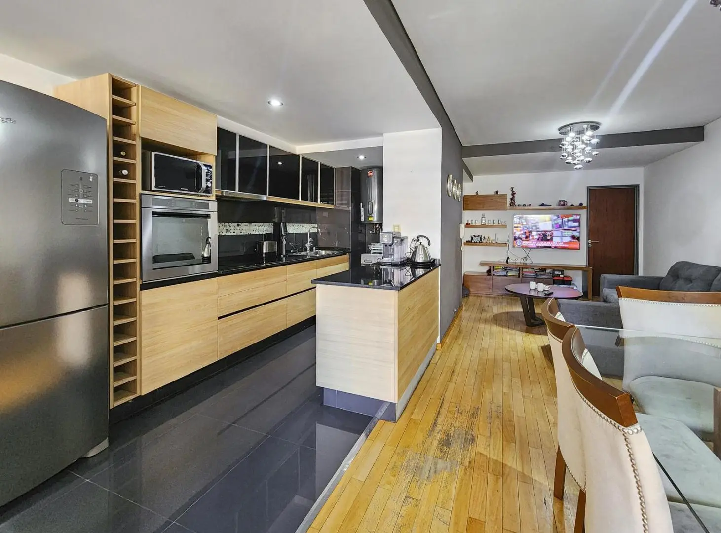 Departamento de 2 dormitorios con 2 baños y 2 balcones 2