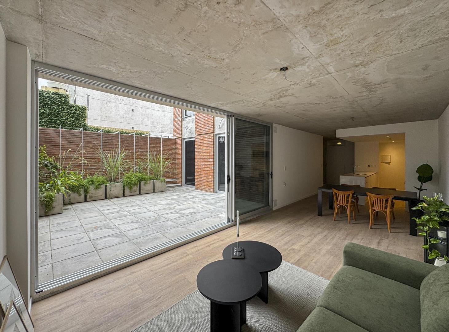 Departamento de 2 dormitorios con patio y radiadores en Lourdes
