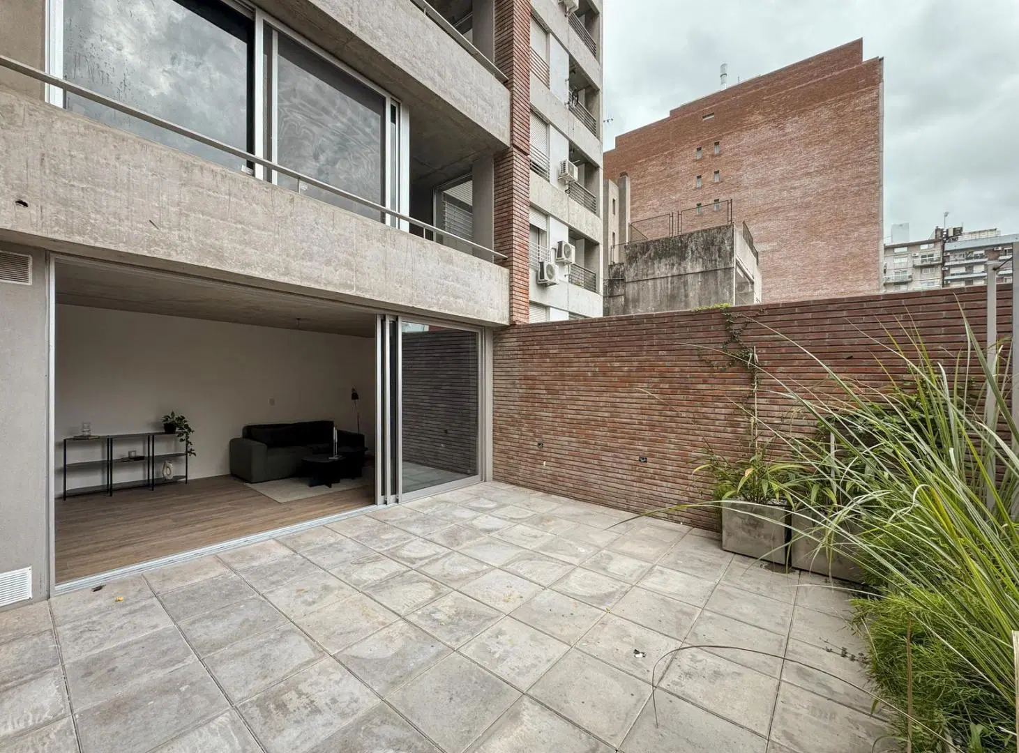 Departamento de 2 dormitorios con patio y radiadores en Lourdes 2