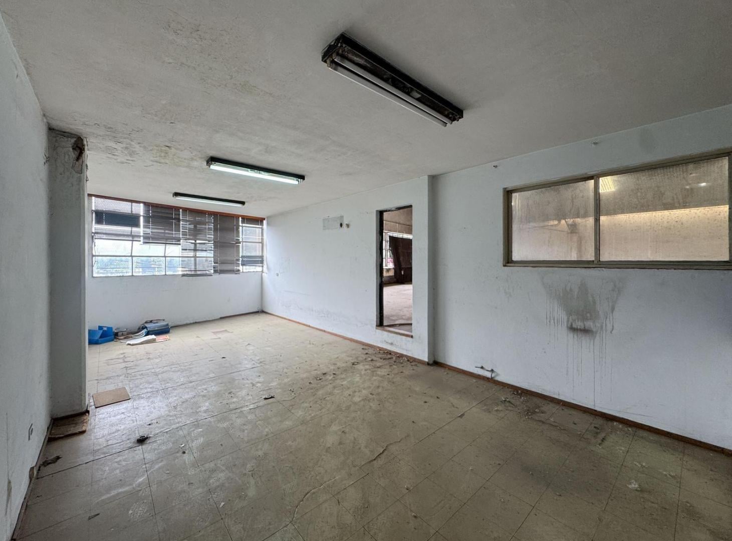 Mega local en el cruce Alberdi con 1340m² en alquiler