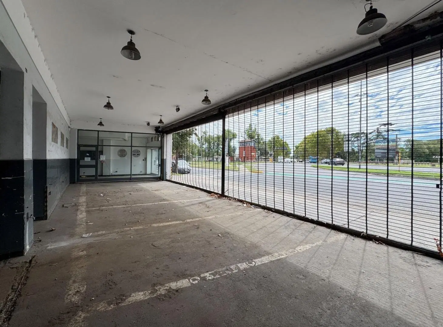 Mega local en el cruce Alberdi con 1340m² en alquiler 4